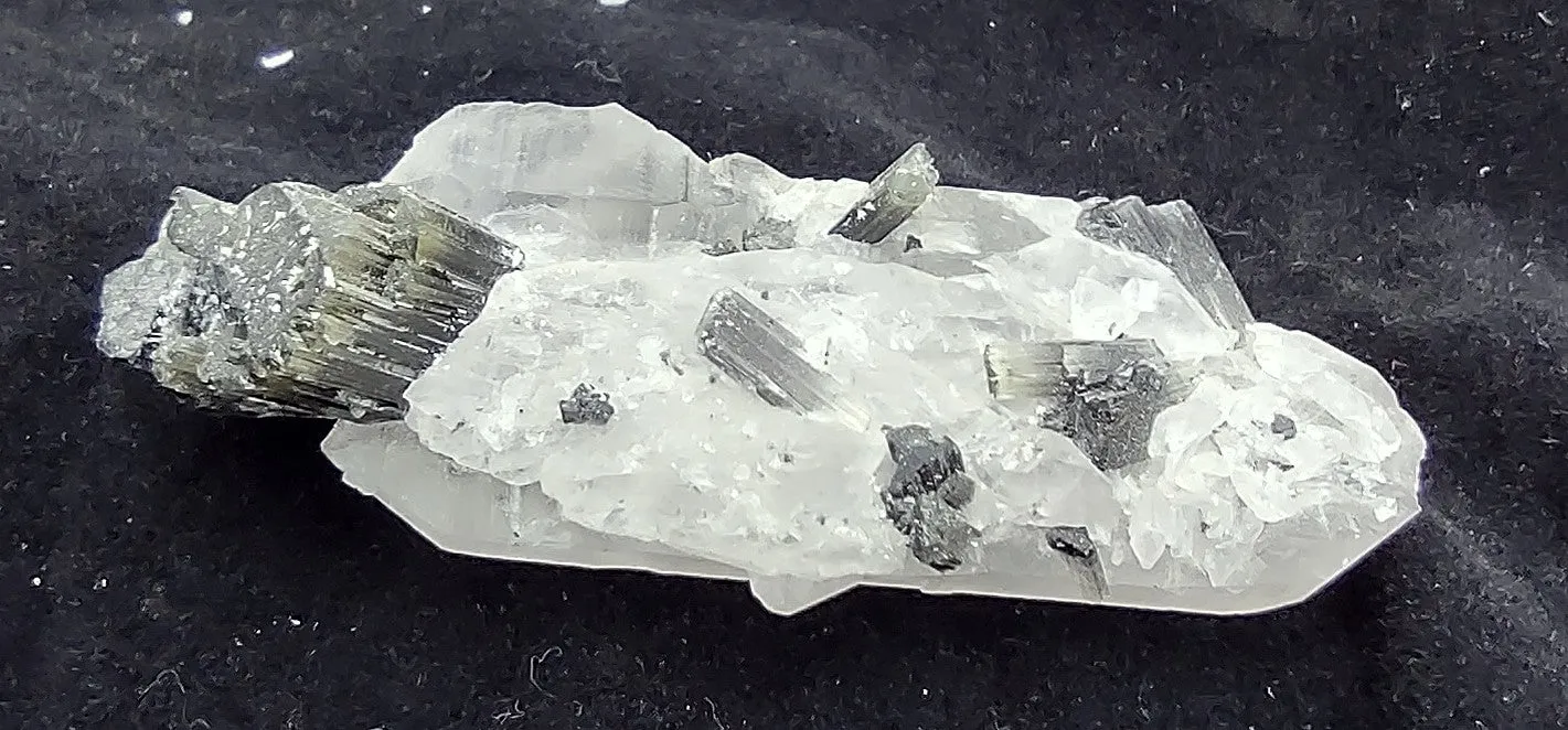 32.5 G PRISMATIC EPIDOT ON QUARTZ CRYSTAL SPECIMEN
