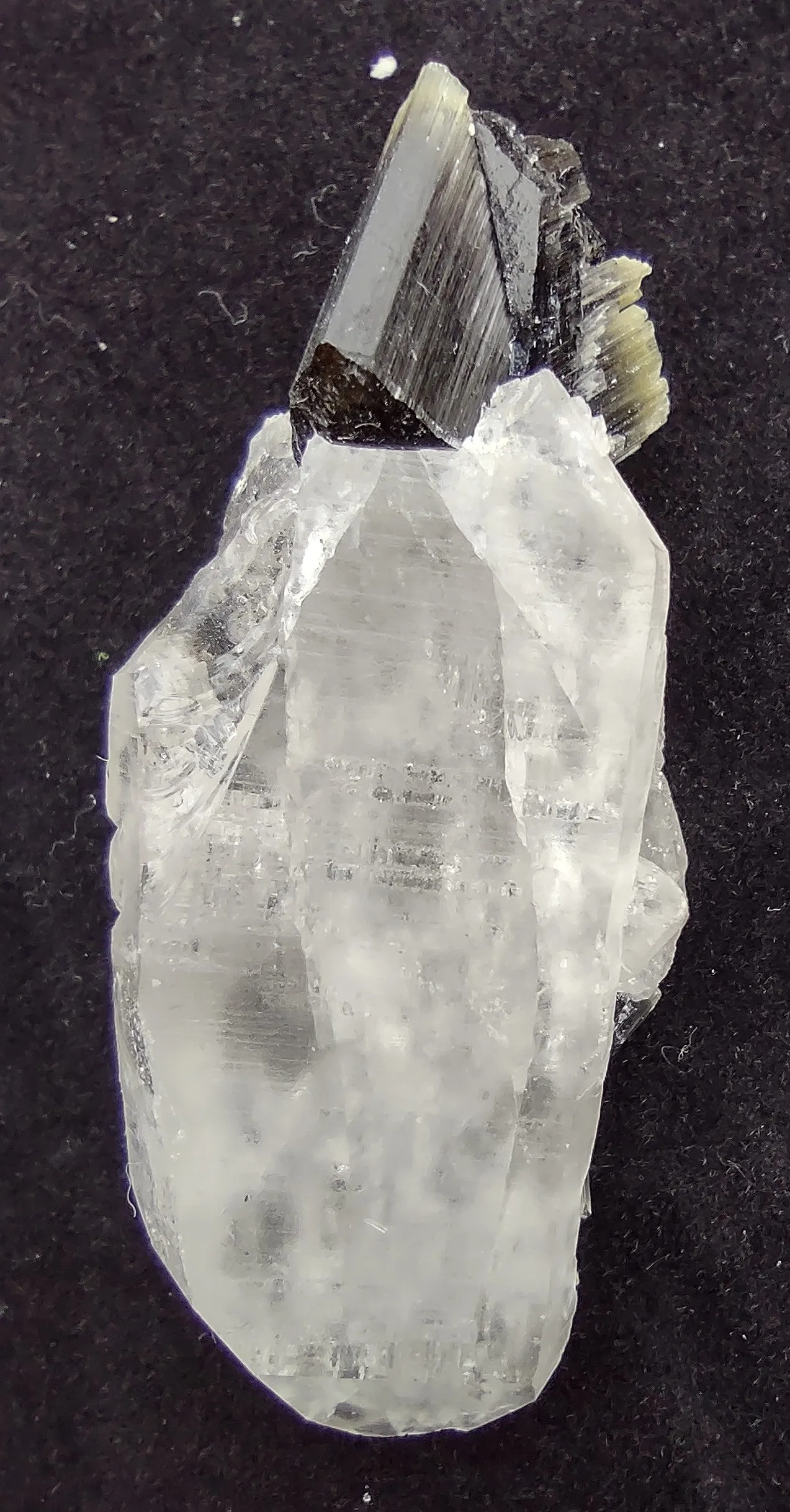 32.5 G PRISMATIC EPIDOT ON QUARTZ CRYSTAL SPECIMEN