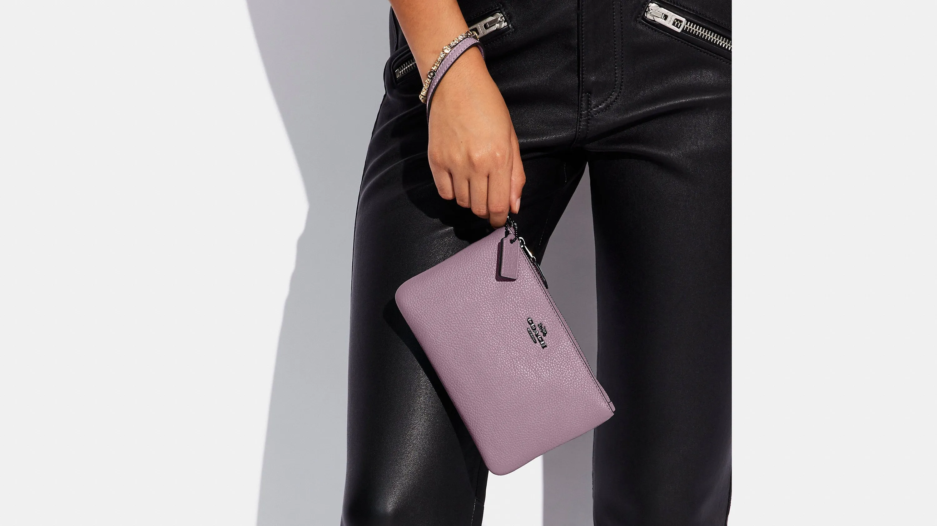 COACH CORNER ZIP WRISTLET-VIOLET