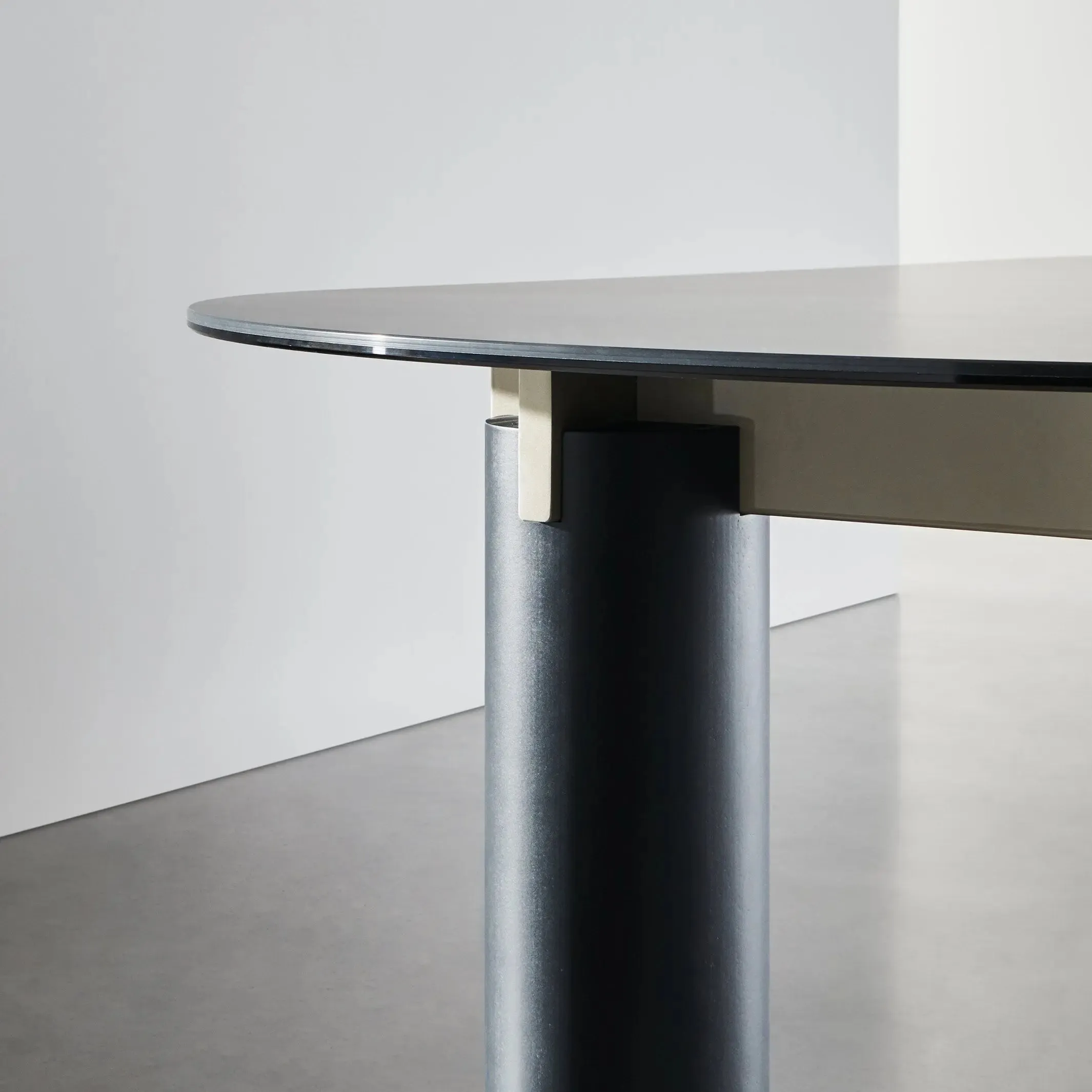 Daen 34 - Oval Table