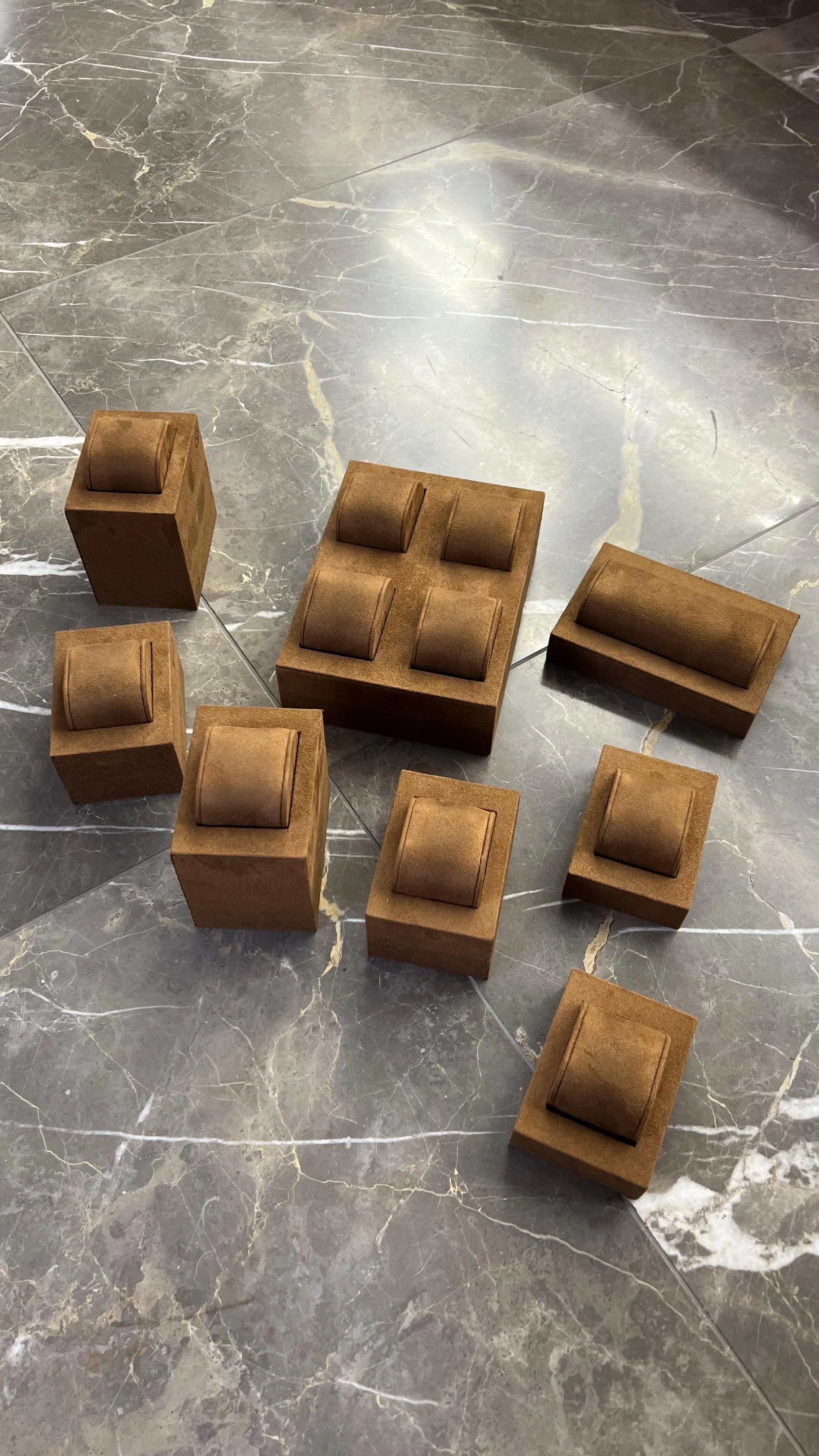 Gucci modular display for watches with lacquered wood tray