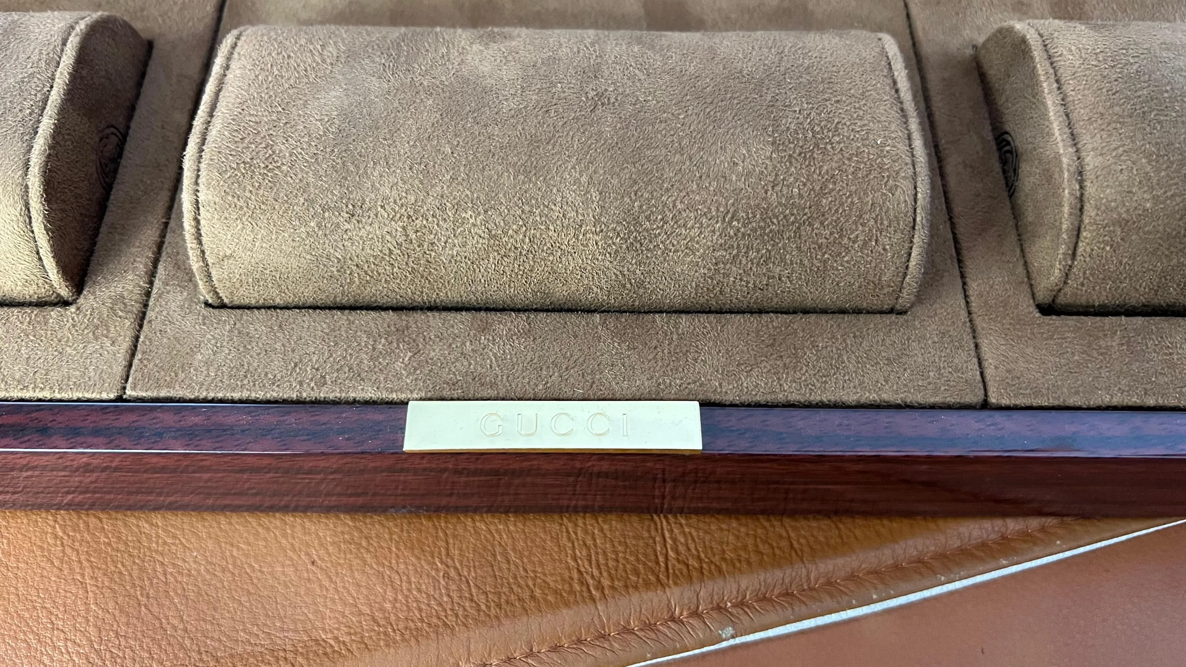 Gucci modular display for watches with lacquered wood tray