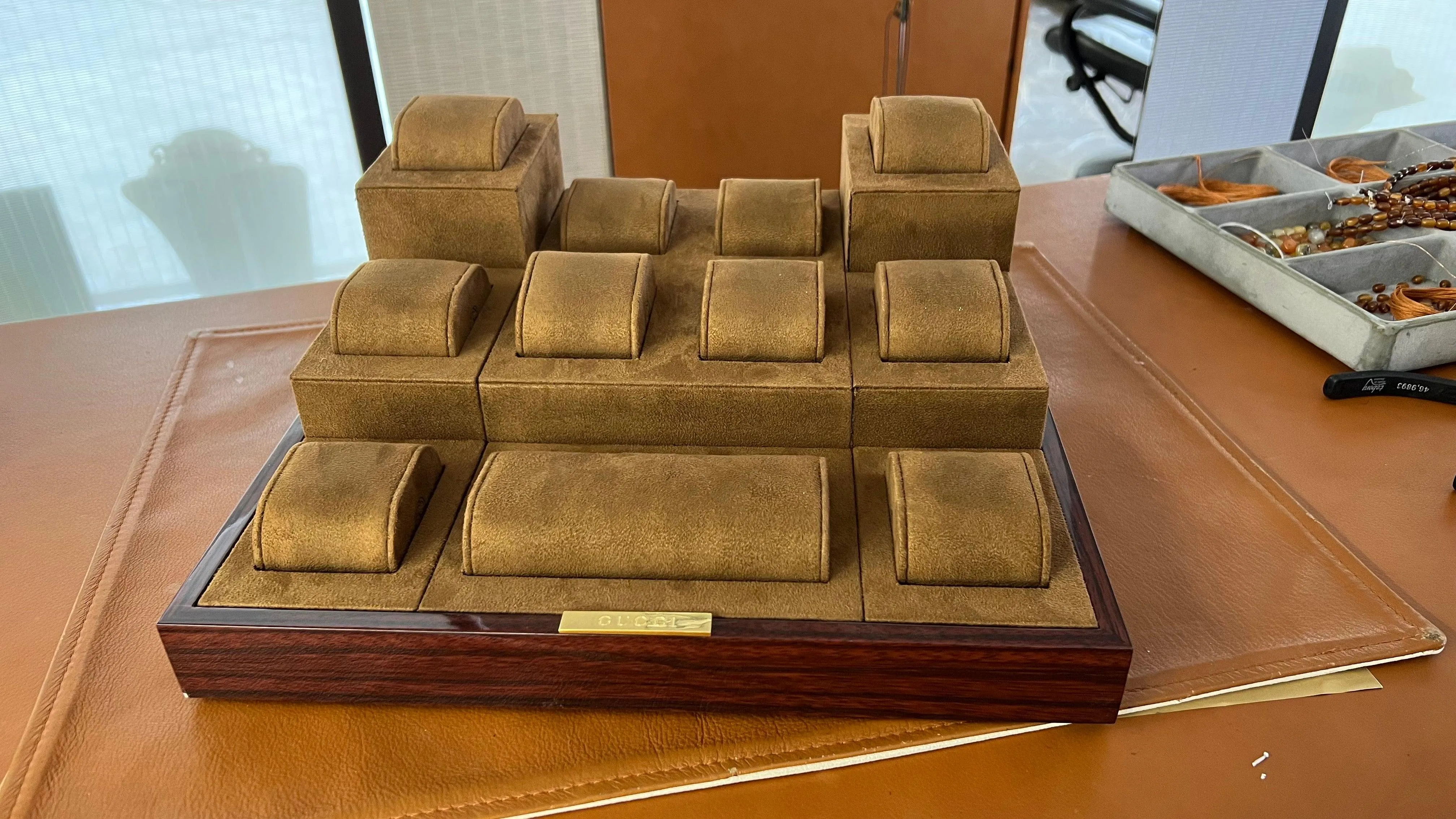Gucci modular display for watches with lacquered wood tray