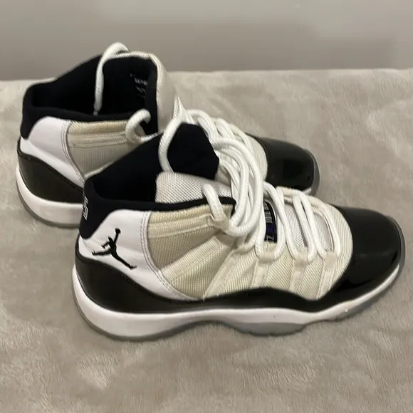 Jordan 11 Retro Concord 45’s Big Kid’s White &amp; Black size 6.5