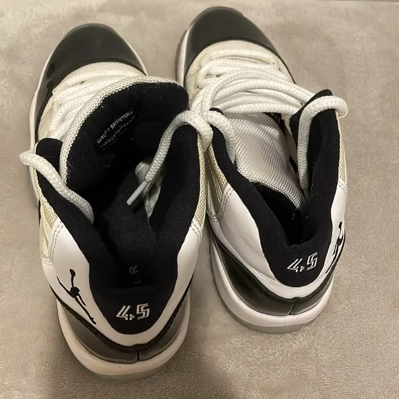 Jordan 11 Retro Concord 45’s Big Kid’s White &amp; Black size 6.5