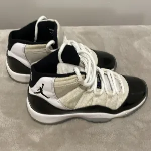 Jordan 11 Retro Concord 45’s Big Kid’s White &amp; Black size 6.5