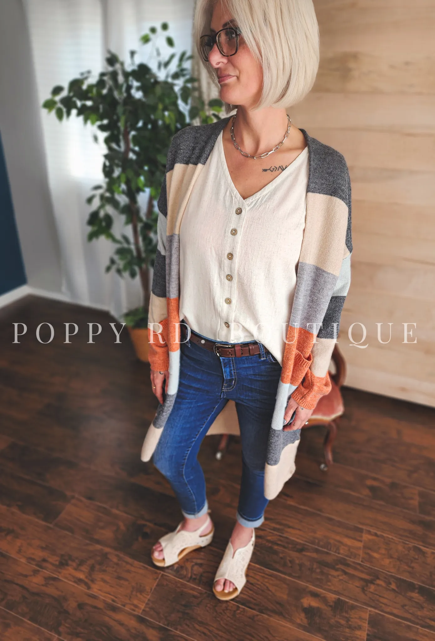 Linen button up v-neck sleeveless blouse in cream *