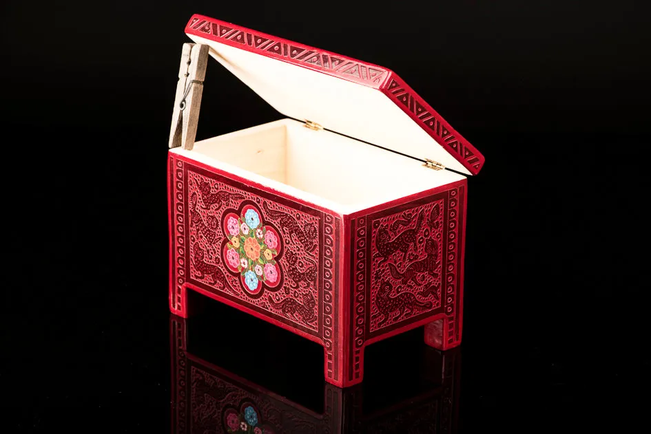 OLINALA RED LACQUERED WOOD CHEST