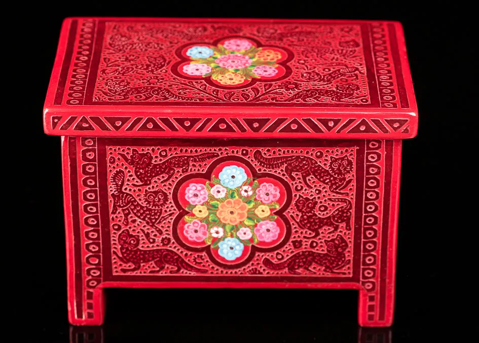 OLINALA RED LACQUERED WOOD CHEST