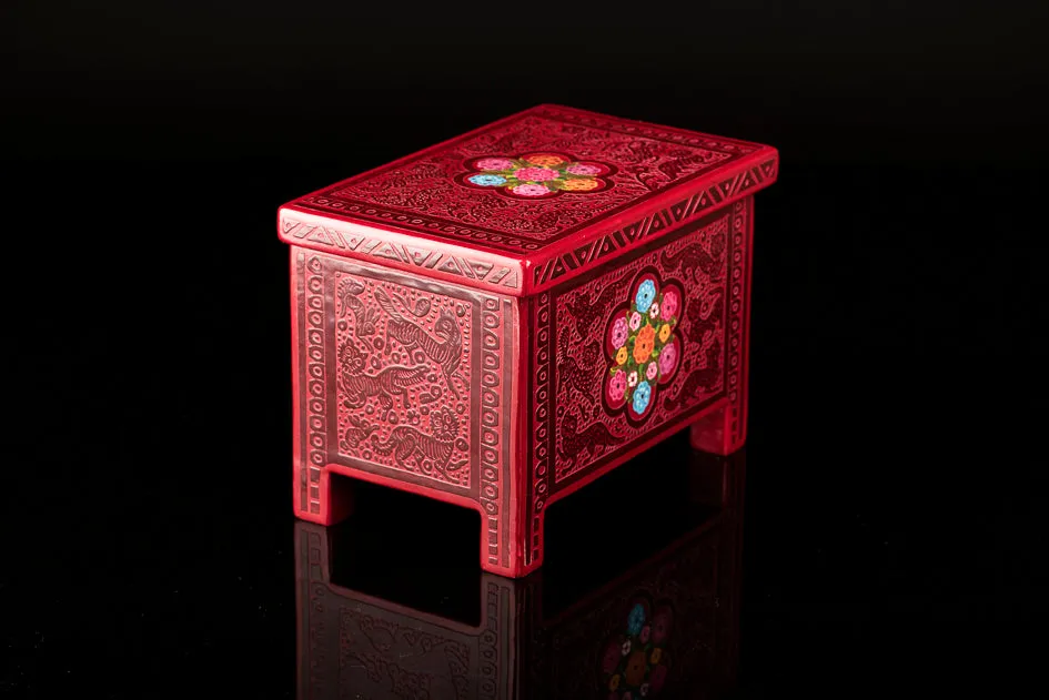 OLINALA RED LACQUERED WOOD CHEST