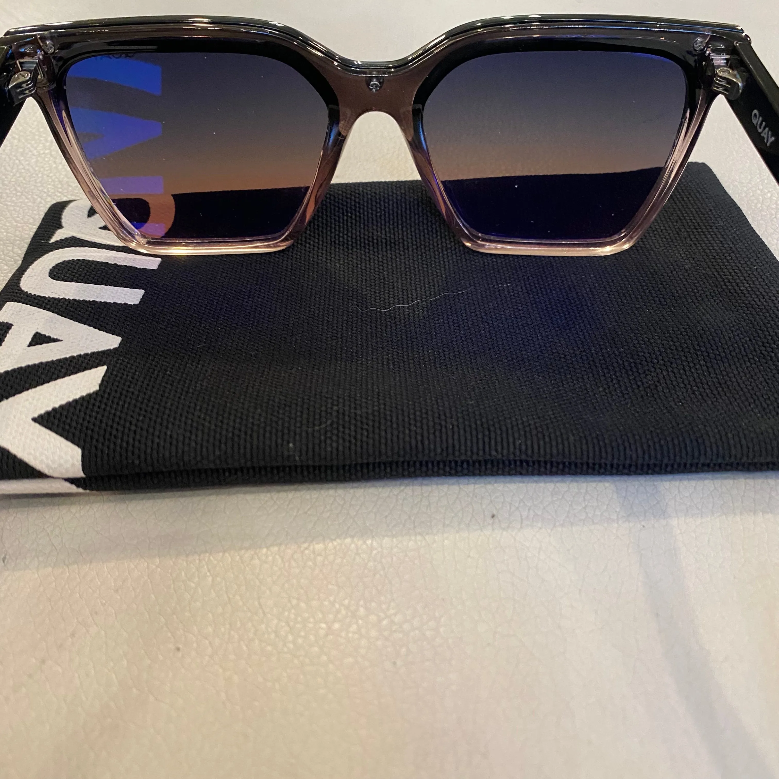 QUAY New Matte Black/Fade Coral NWOT