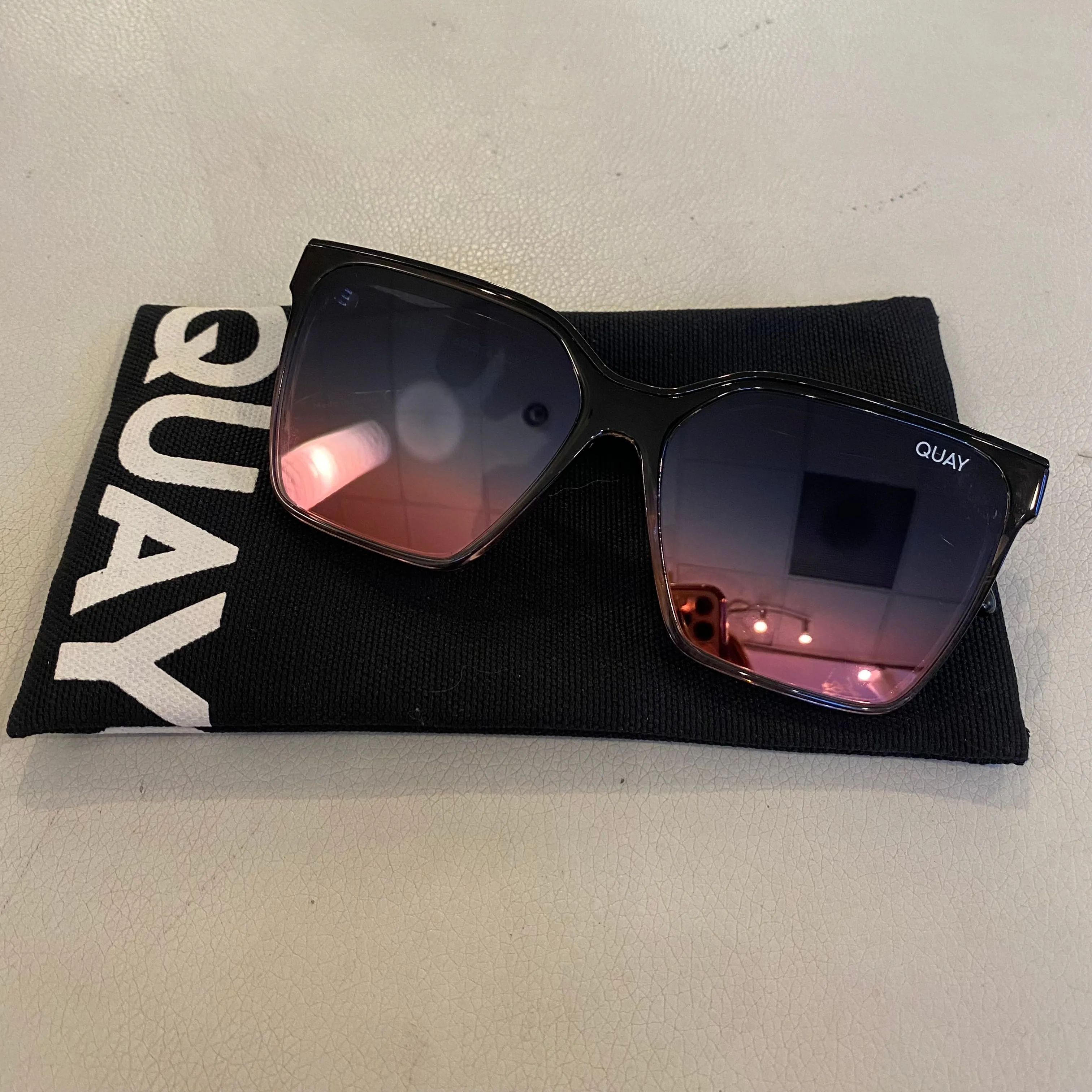 QUAY New Matte Black/Fade Coral NWOT