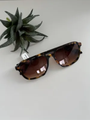 QUAY On The Fly Sunglasses - Shiny Yellow Tort/Orange Gradient