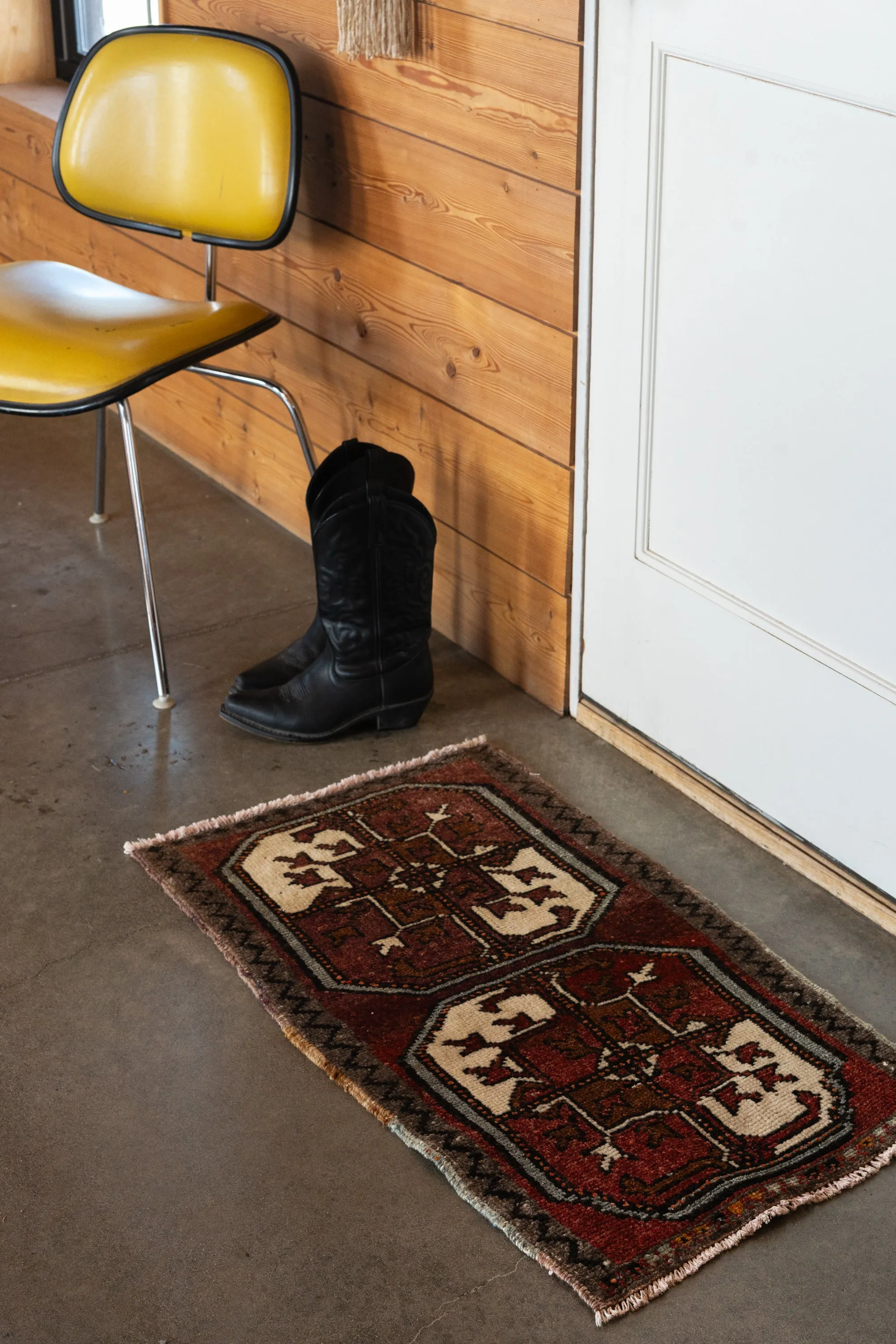 Vintage Turkish Mini Rug No. 478 | 1'7 x 2'10